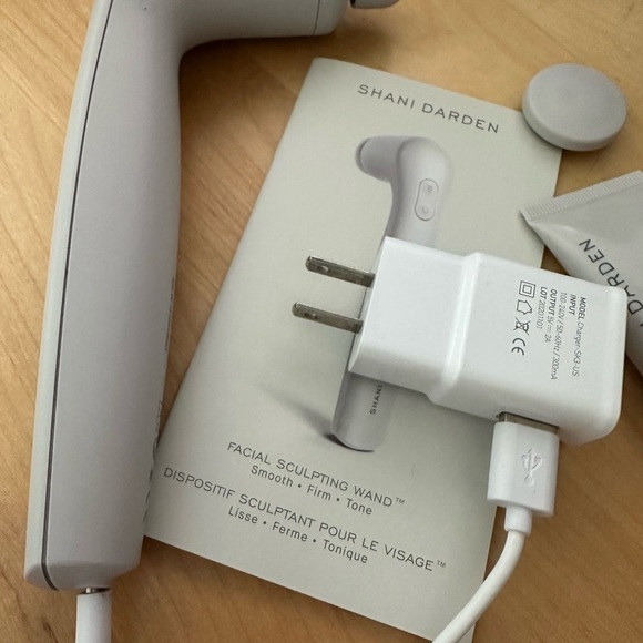 Shani Darden Facial Sculpting Wand with Charger, Attachments and Hydra Prep Gel - Picture 2 of 3